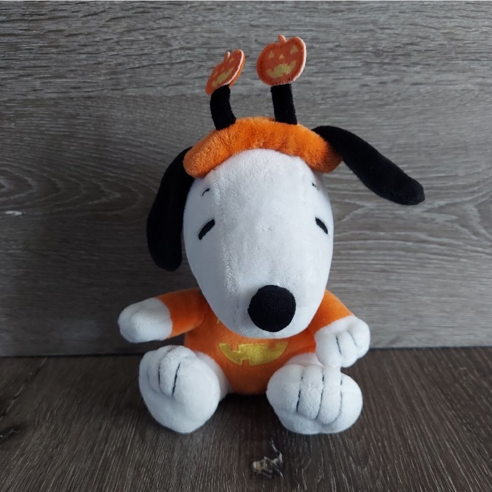 Hallmark Snoopy Peanuts Halloween Plush Dog Stuffed Animal Jack O Lantern 8"
